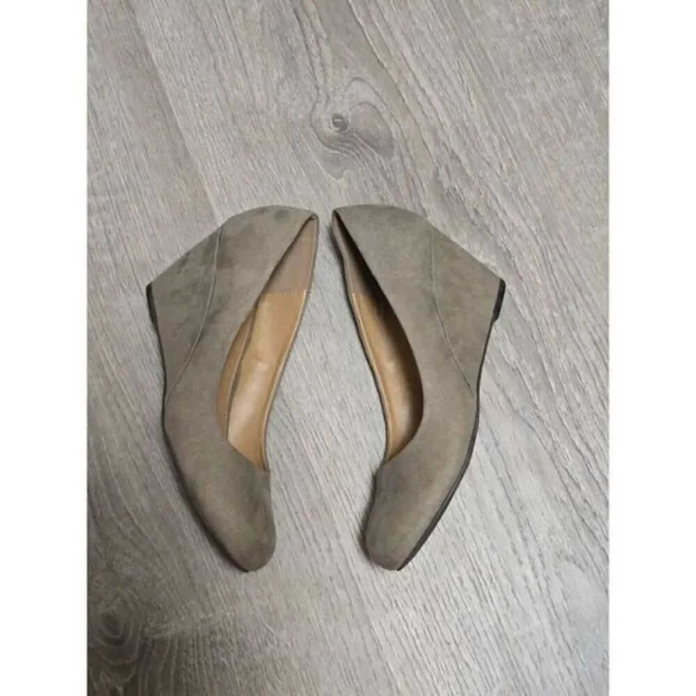 CL by Laundry Nima Taupe Wedge Pump Size 8M‎